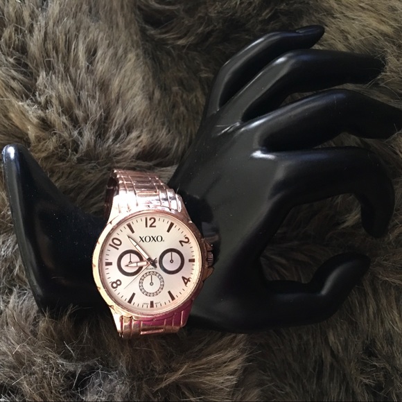 Women’s XOXO rose gold tone bracelet watch - Picture 3 of 8